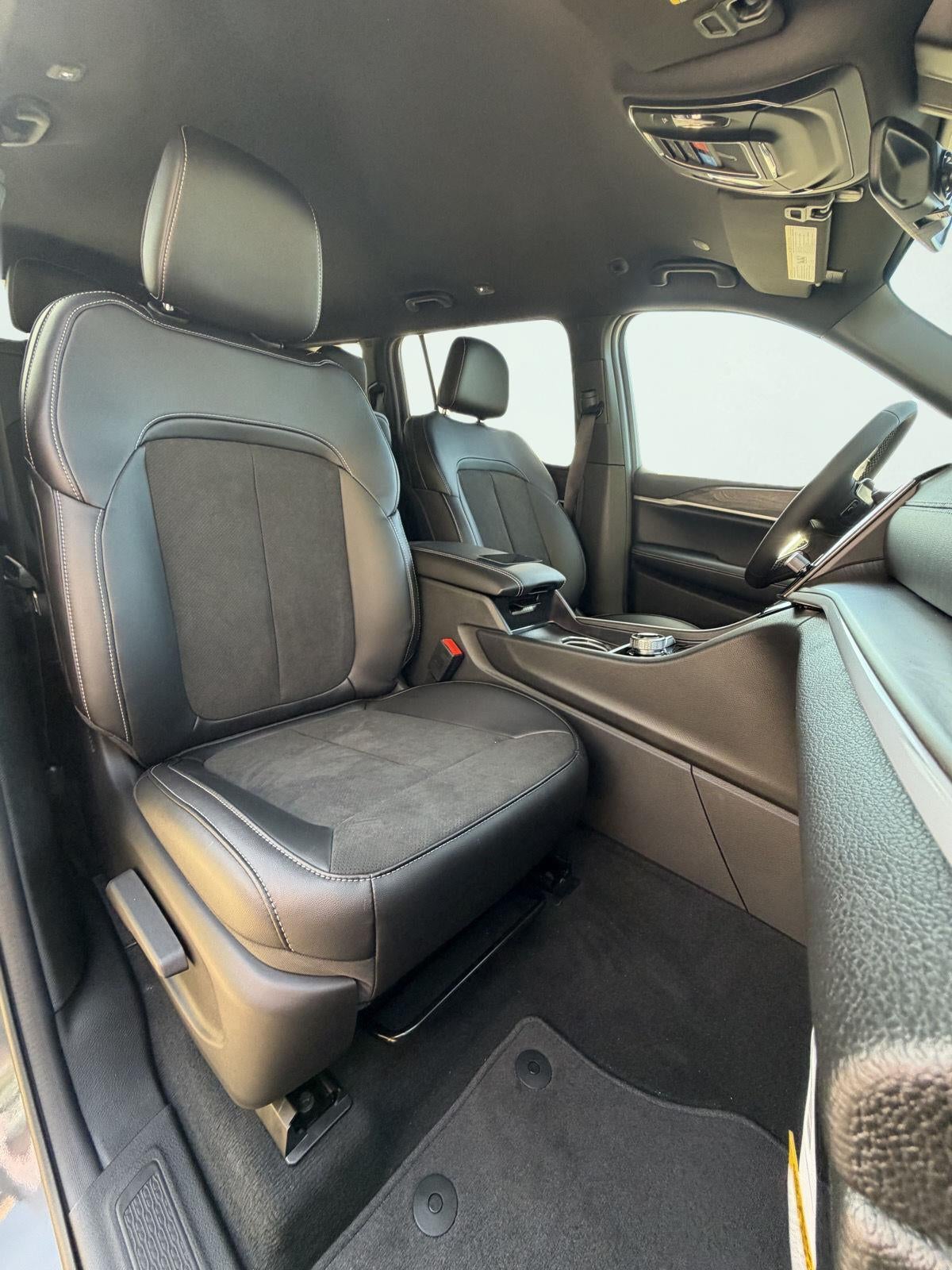 2027 Jeep Grand Cherokee GRAND CHEROKEE L LAREDO ALTITUDE 4X4