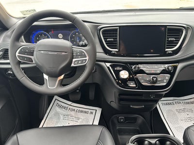 2027 Chrysler Pacifica Select